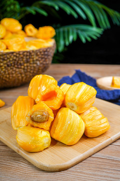 他悄悄溜进她的私信里